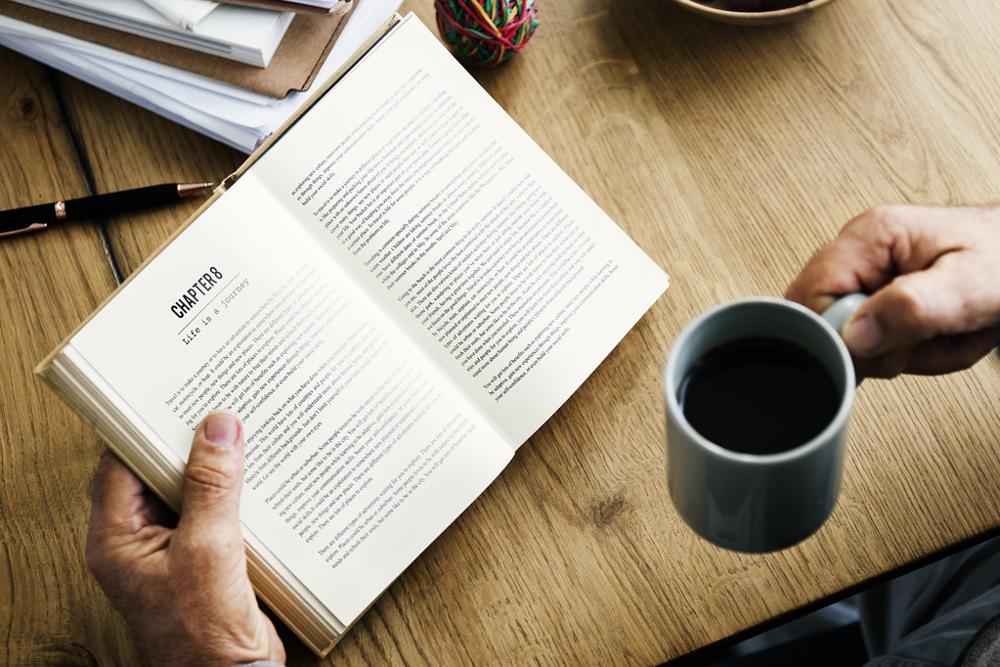 Livro e Xícara de Café