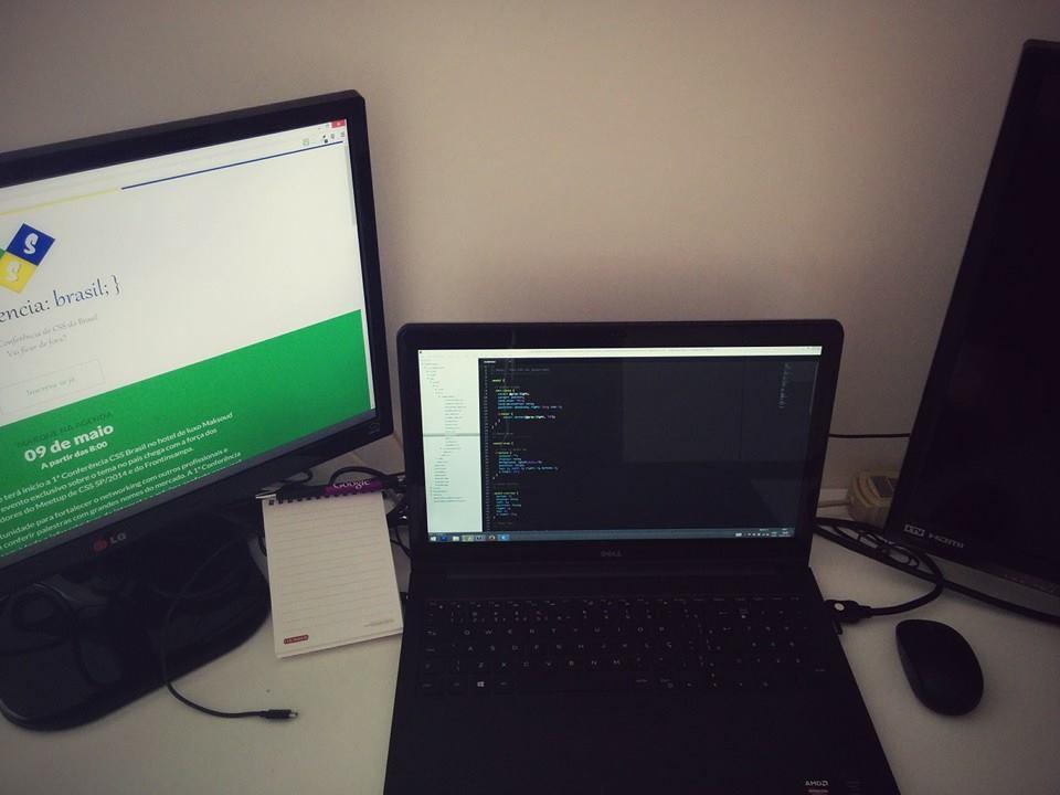 Local de trabalho, com 1 monitor, 1 notebook e uma TV