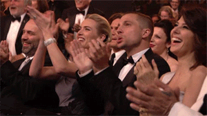 Gif de pessoas batendo palmas