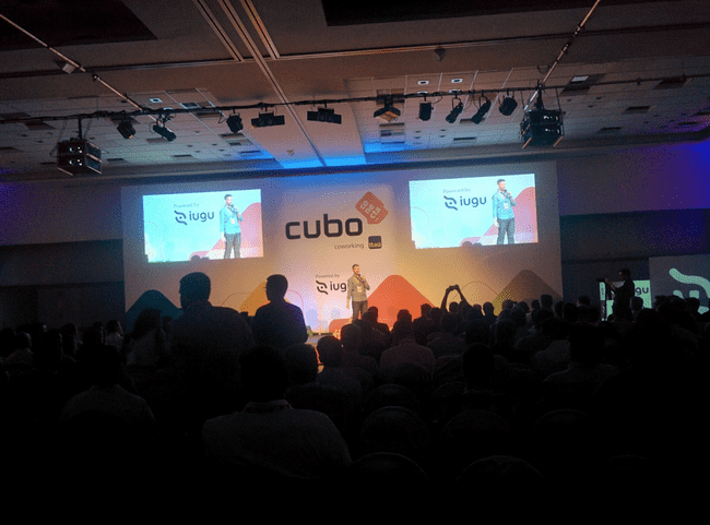 Cubo Digital sendo apresentado durante o Cubo Conecta